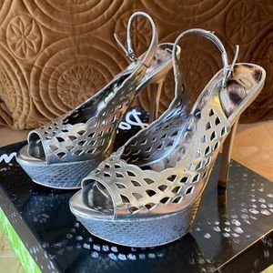Sam Edelman Meyer Cut out Peep toe heels, soft silver, women’s size 7.